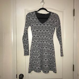Long sleeve grey dress with white pattern